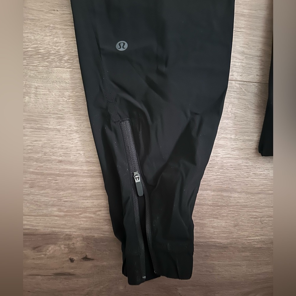 Lululemon black jogger size 4, worn twice, EUC
